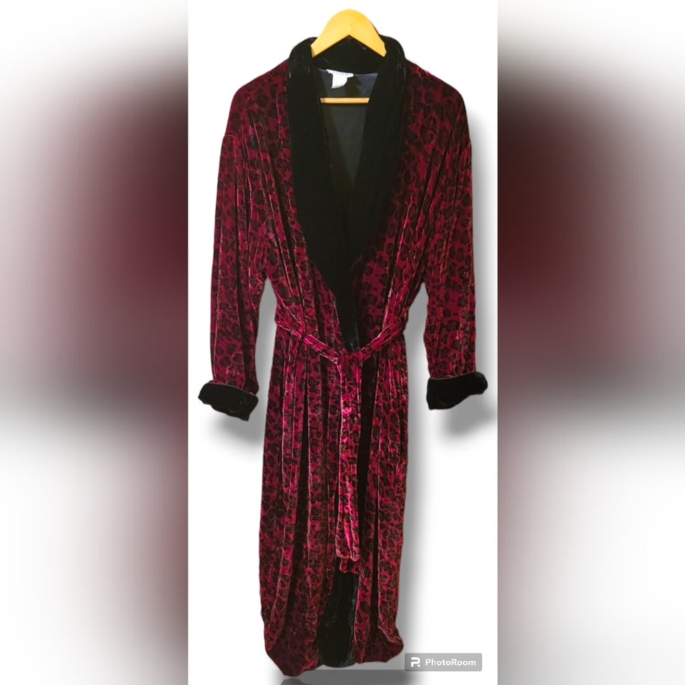 Natori rich cranberry ling robe. Sz. Large